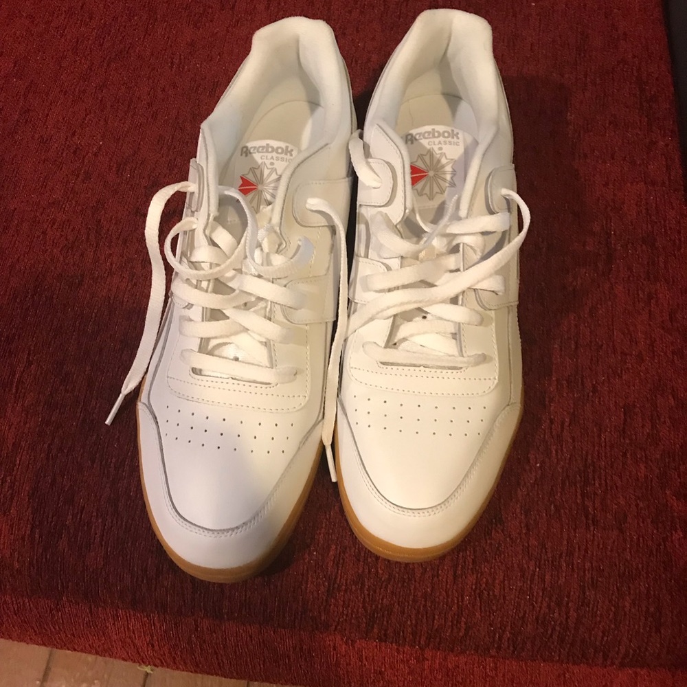 Tennis shoes